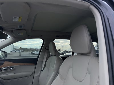 2022 Volvo XC90 T6 Momentum