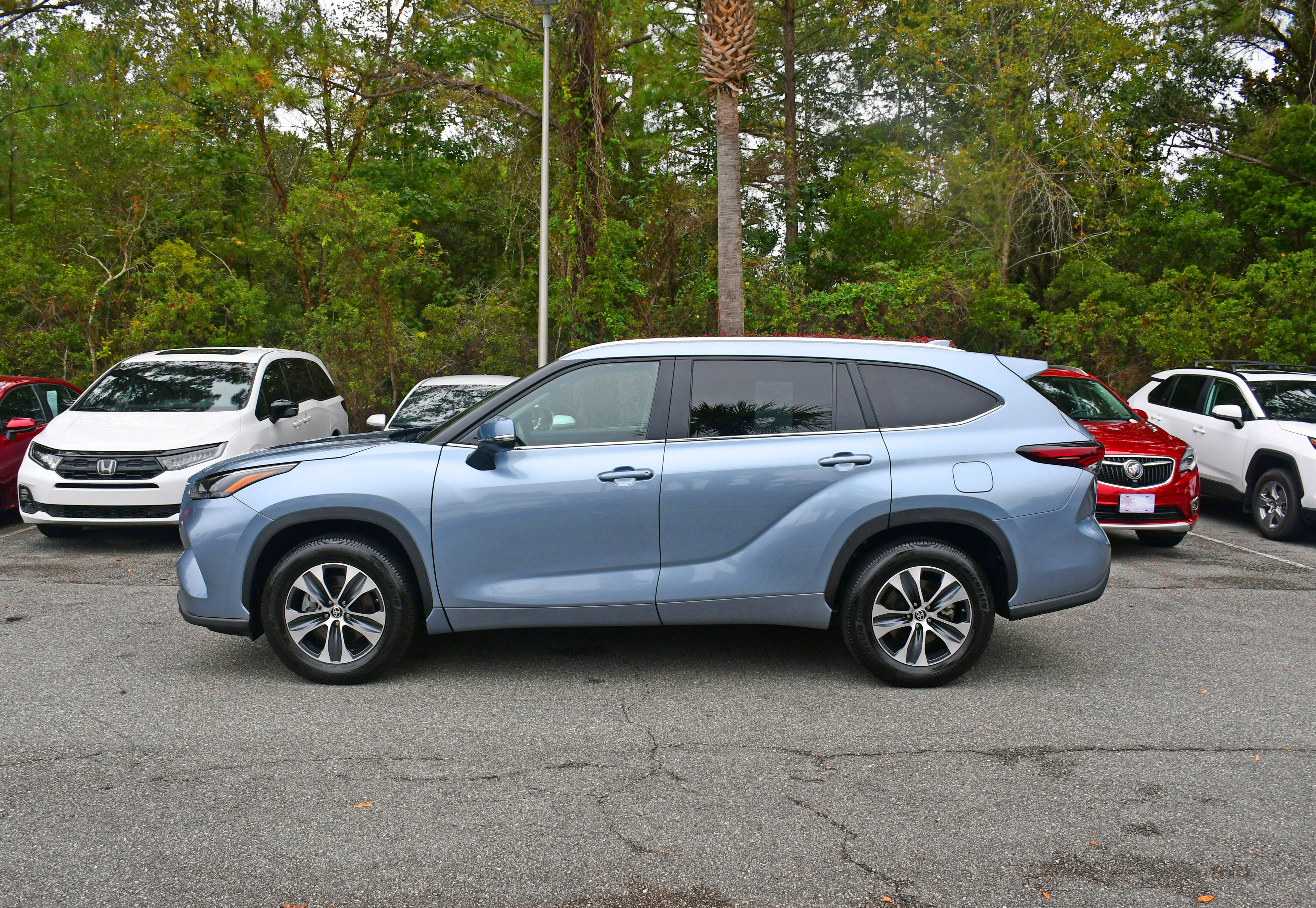 2024 Toyota Highlander LE