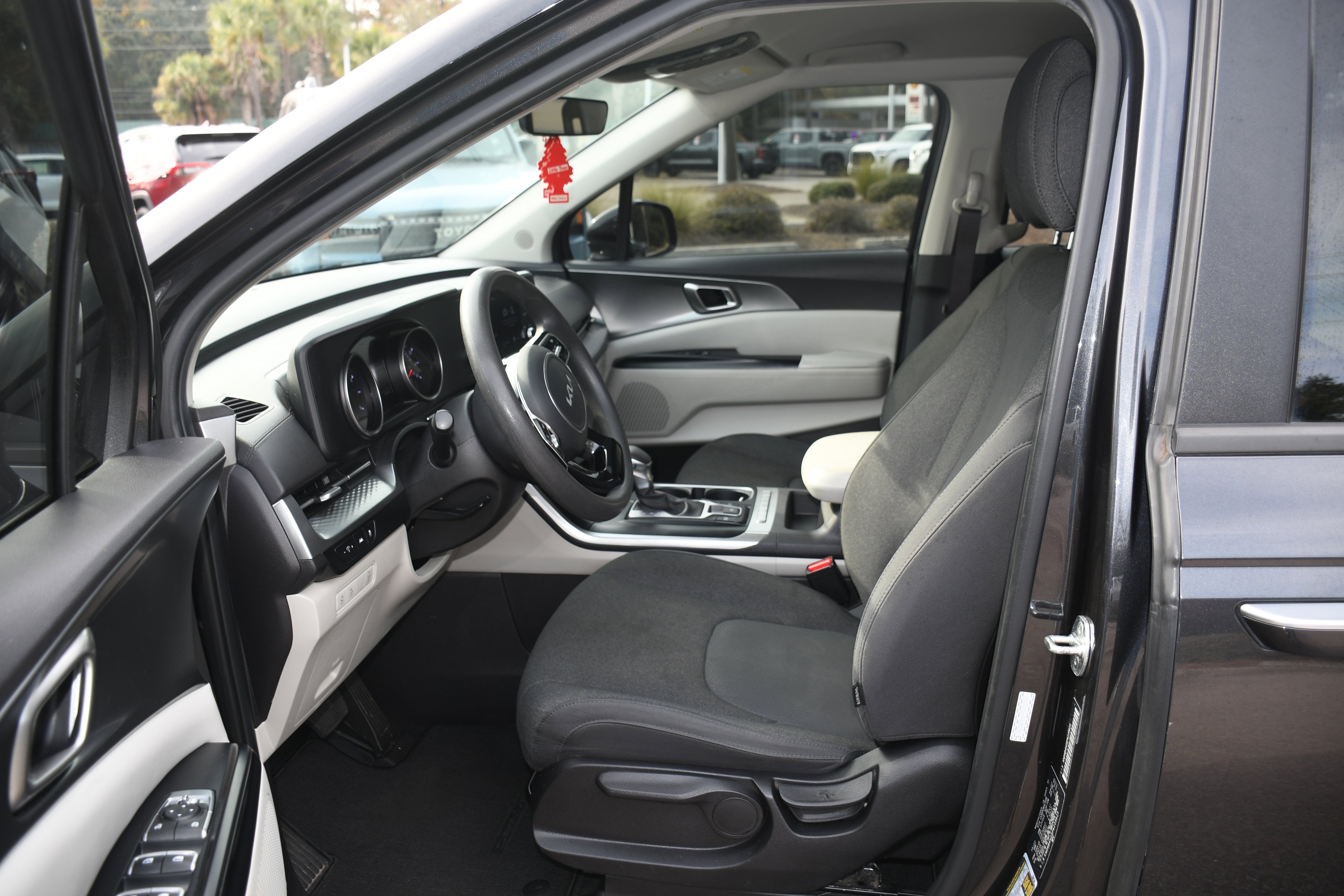 2023 Kia Carnival LX