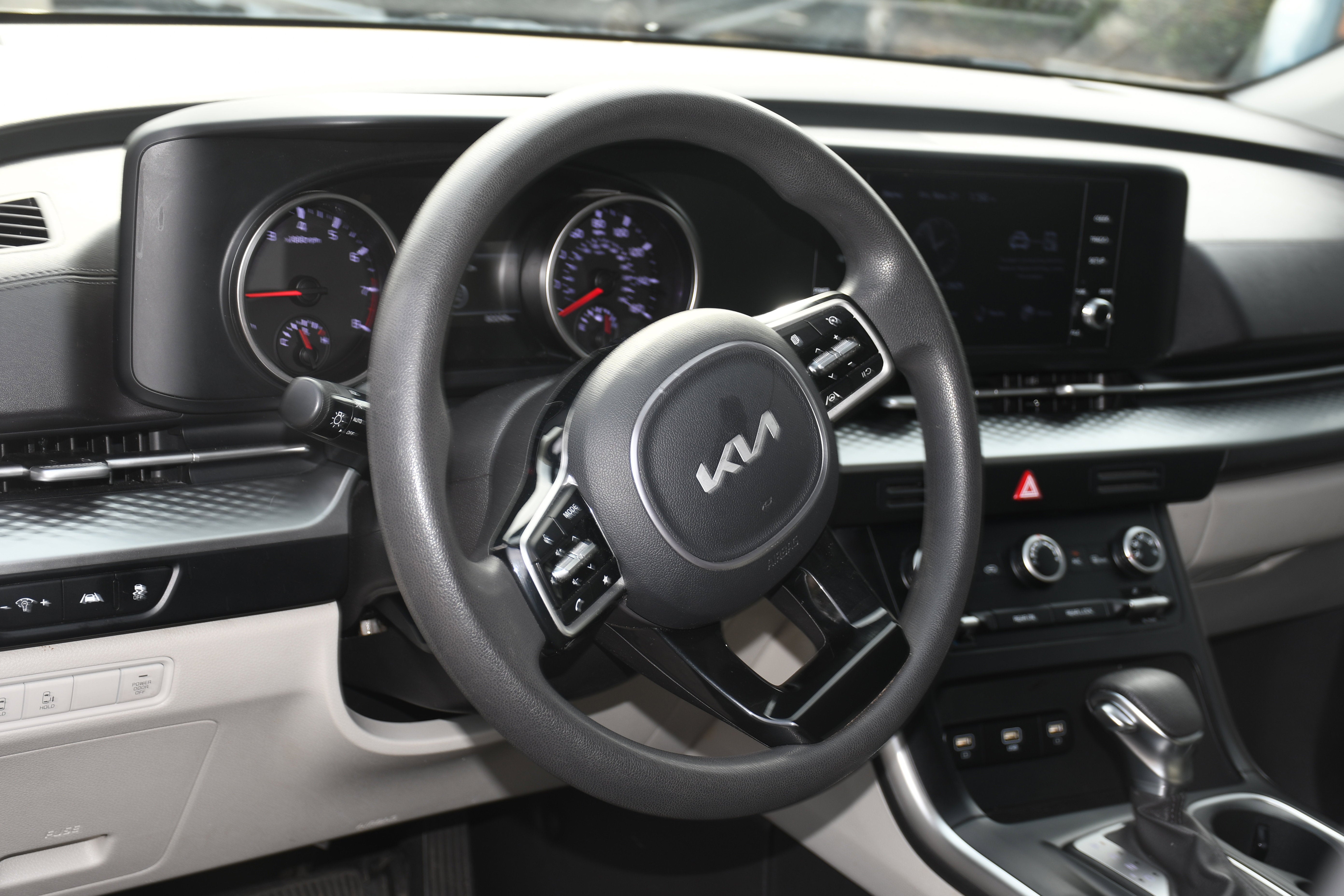 2023 Kia Carnival LX