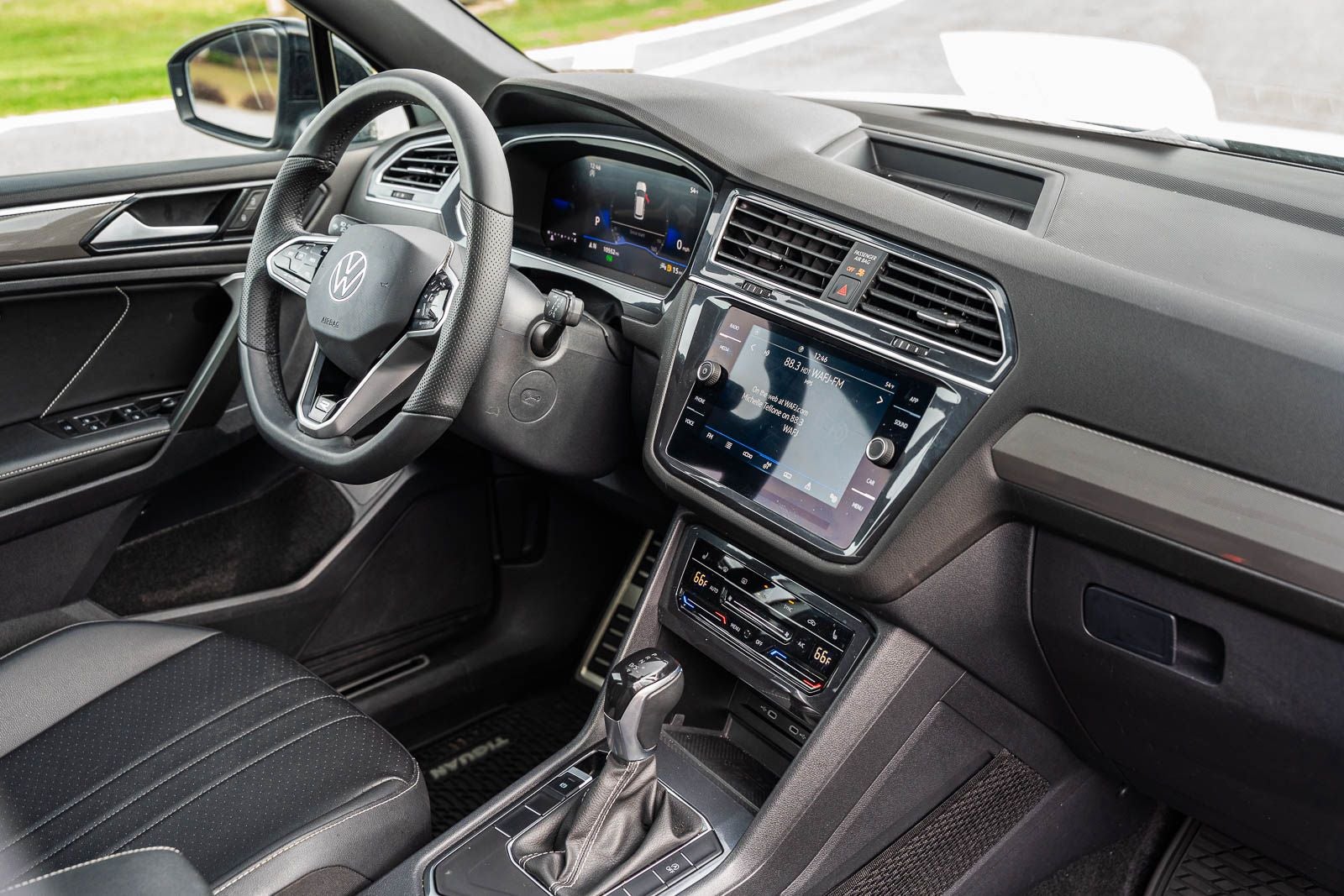 2024 Volkswagen Tiguan 2.0T SE R-Line Black