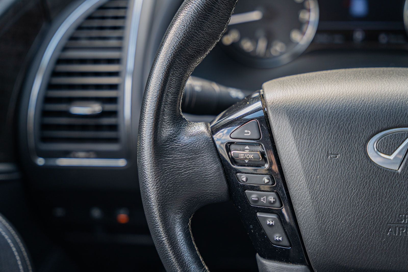 2023 INFINITI QX80 LUXE