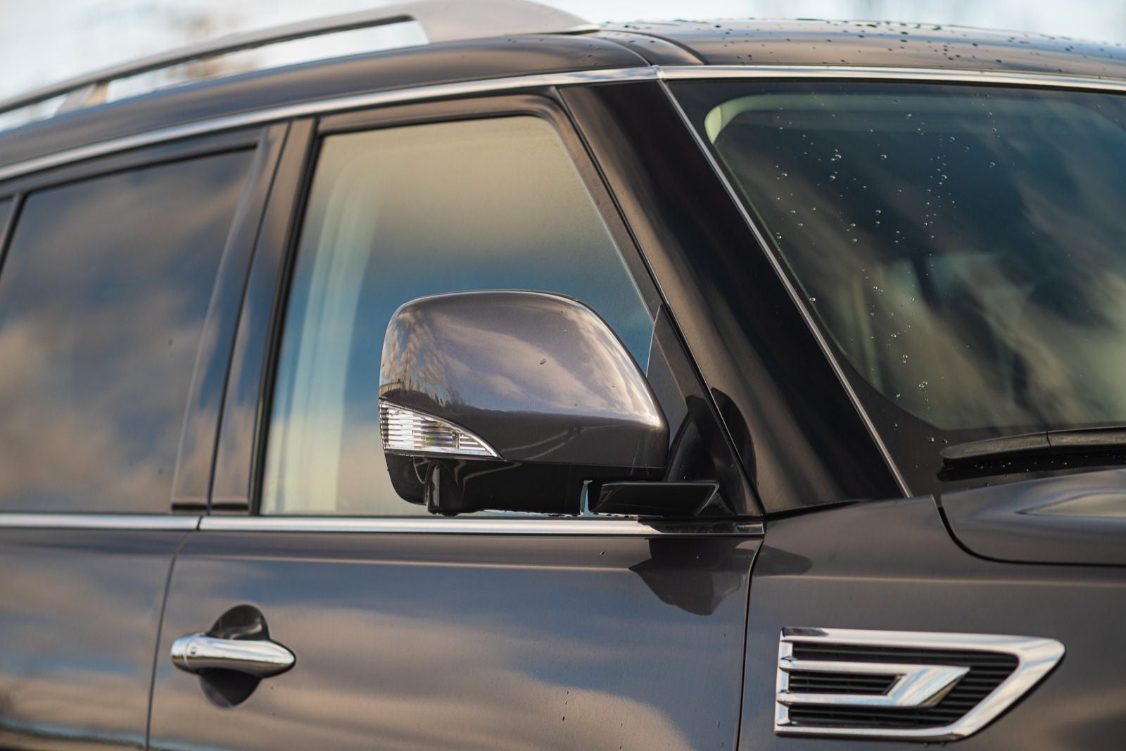 2023 INFINITI QX80 LUXE